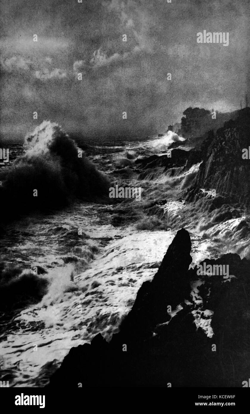 Le Surf à Neri (Italie) 1910. La côte de la mer s'écraser contre un Banque D'Images