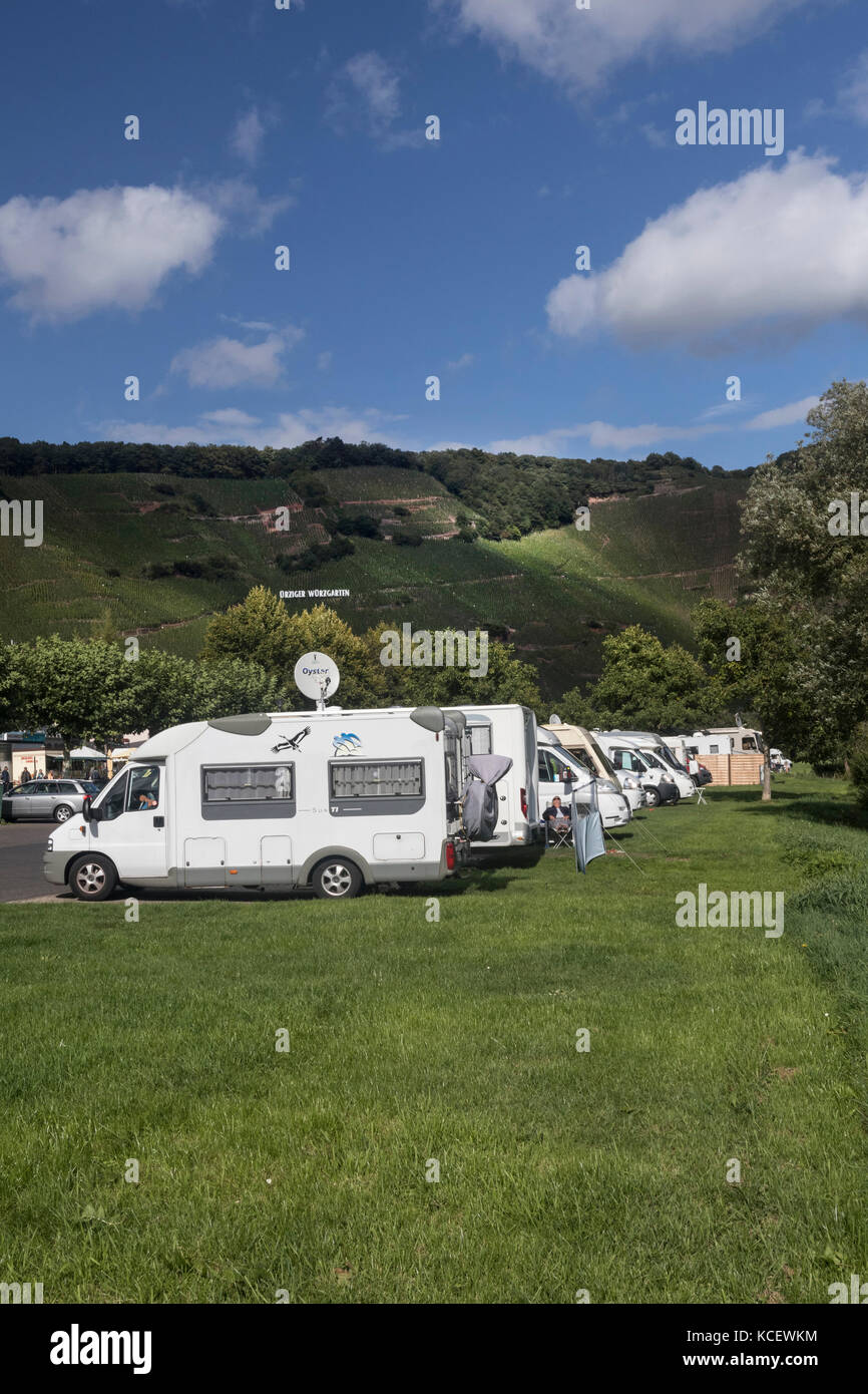 Camping-cars dans la ville de Urzig, dans la vallée de la Moselle, Allemagne Banque D'Images