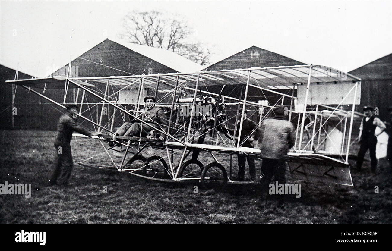 Photographie de Claude Grahame-White (1879-1959) un pionnier de l'aviation, dans un biplan de course à Hendon. En date du 20e siècle Banque D'Images