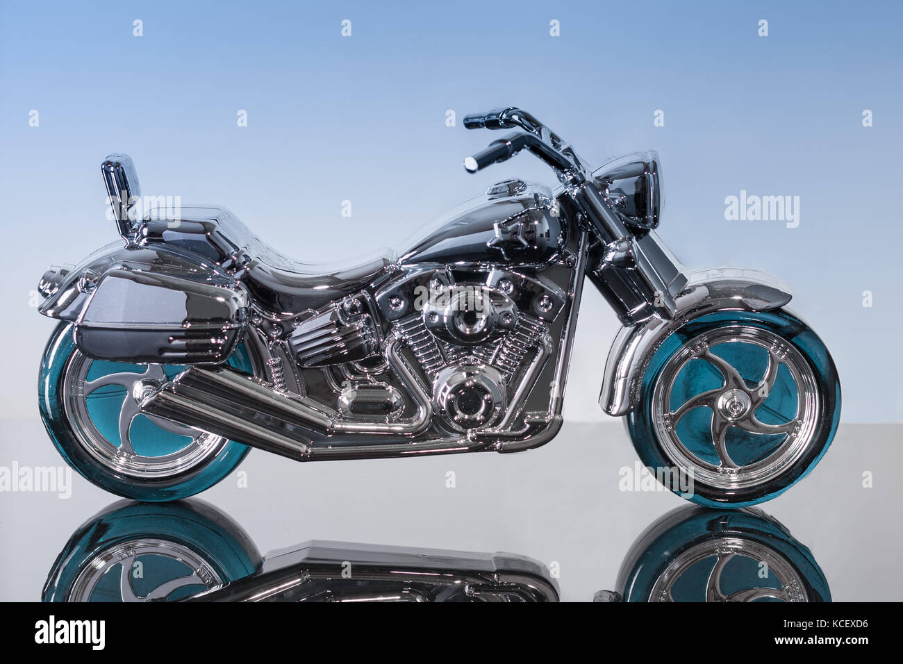 Flacon de parfum en forme d'une moto sur la feuille acrylique noir Photo  Stock - Alamy