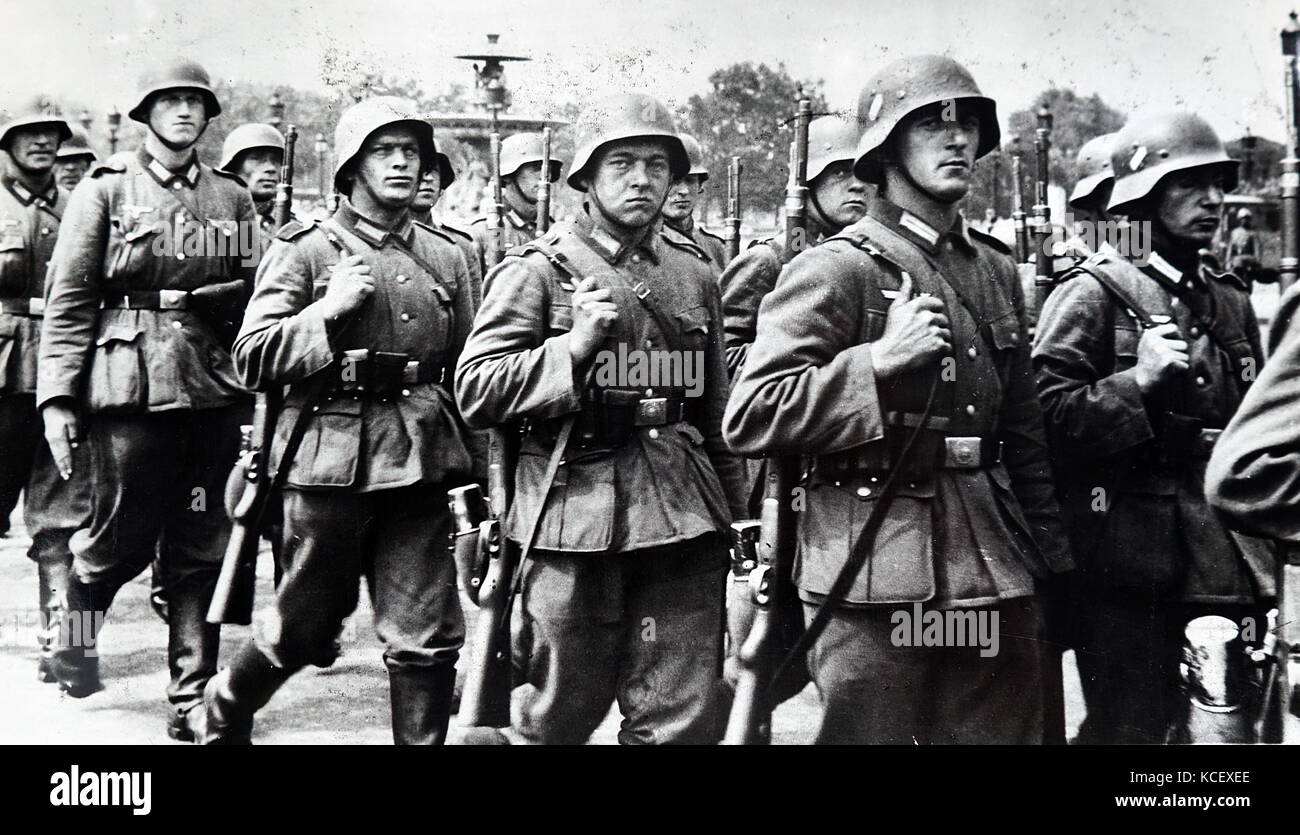Seconde Guerre mondiale : les soldats allemands occupent Paris, lors de l'invasion de la France en 1940. En date du 20e siècle Banque D'Images