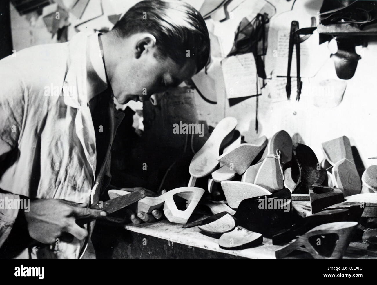 Photographie d'un cordonnier la préparation de talons pour les chaussures de femmes pendant l'occupation allemande de la France 1941. En date du 20e siècle Banque D'Images