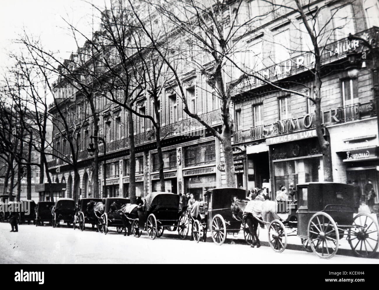 Photo de cheval dessiné une ligne de taxis dans la rue Paris, pendant l'occupation allemande de la France. En date du 20e siècle Banque D'Images