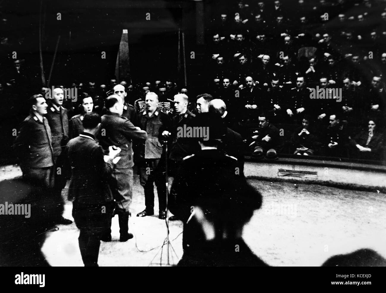 Photographie de soldats nazis chanter au début d'un cirque à Paris, pendant l'occupation allemande de la France, de la Seconde Guerre mondiale. En date du 20e siècle Banque D'Images