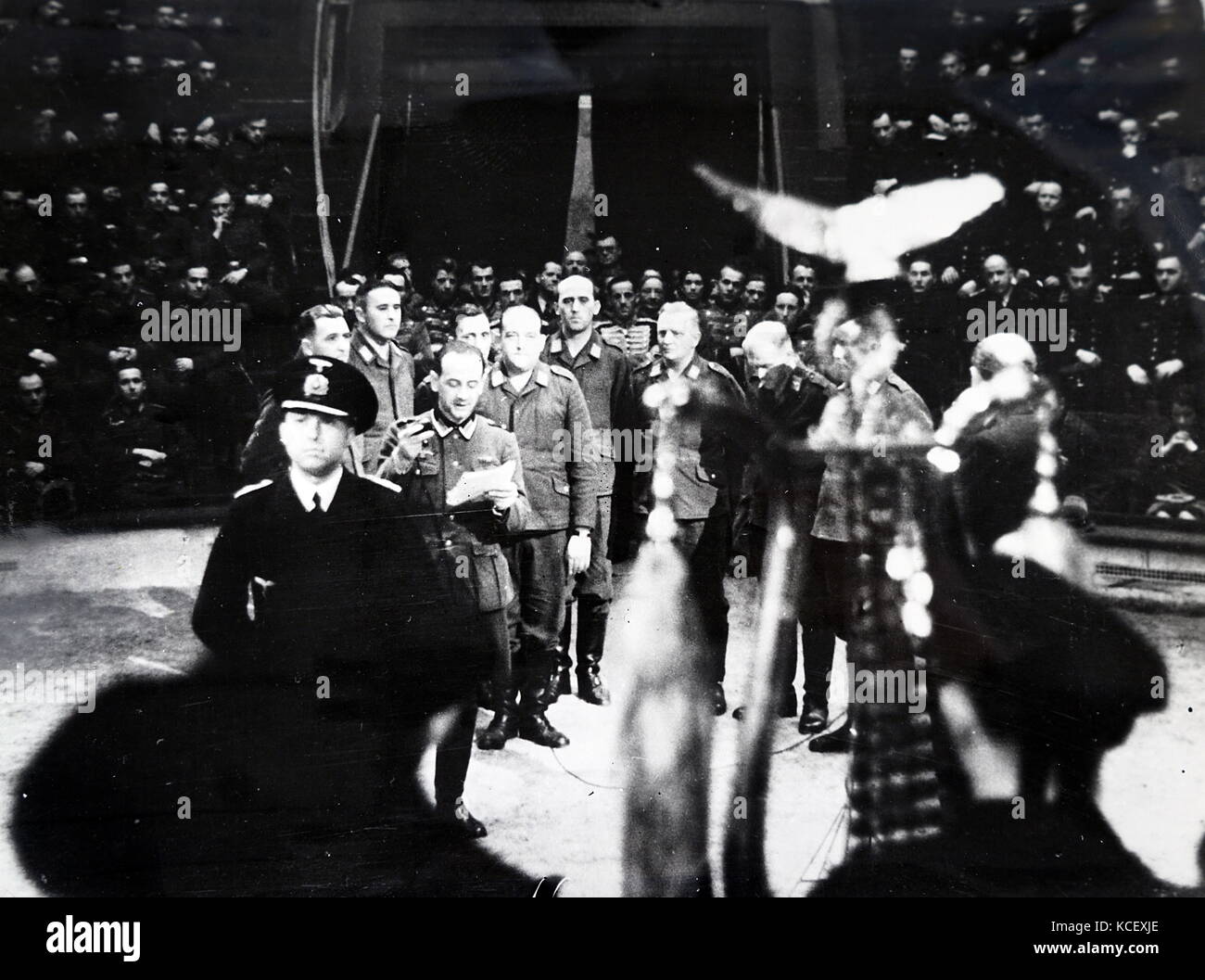 Photographie de soldats nazis chanter au début d'un cirque à Paris, pendant l'occupation allemande de la France, de la Seconde Guerre mondiale. En date du 20e siècle Banque D'Images