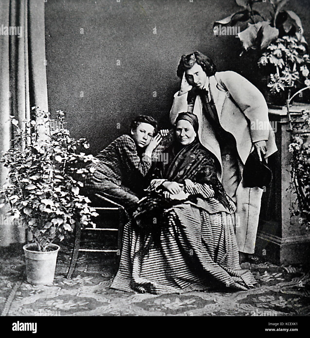 Photographie de lya Repin (1844 - 1930) Peintre réaliste russe, avec sa mère et son jeune frère Vassilya, 1867. Répine est né dans la ville de Chuguyev, dans le gouvernorat de Kharkov de l'Empire russe, aujourd'hui en Ukraine. En date du 19e siècle Banque D'Images