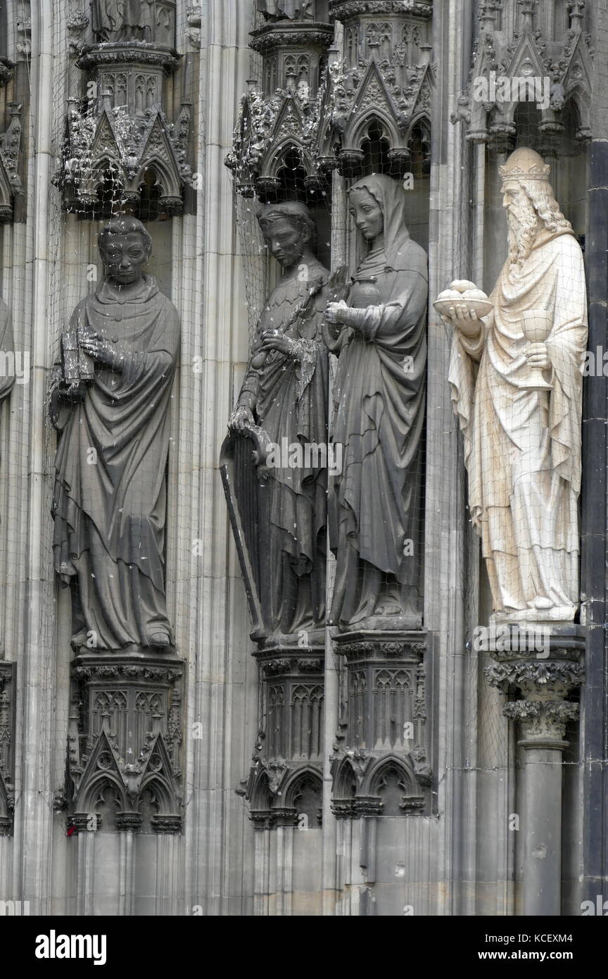 Photographie de sculptures ornant la façade de la Cathédrale (La Cathédrale Saint Pierre) une cathédrale catholique romaine à Cologne, Allemagne. C'est un célèbre monument de l'architecture gothique et le Catholicisme allemand et a été déclaré site du patrimoine mondial en 1996. En date du 21e siècle Banque D'Images