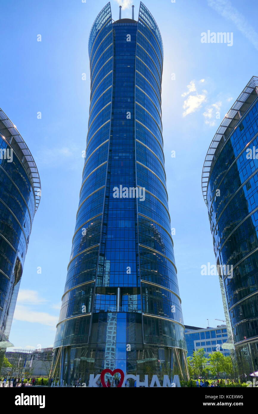 Photographie de la spire de Varsovie est un complexe d'Neomodern les immeubles de bureaux à Varsovie, Pologne construit par le promoteur immobilier belge Stade Artevelde. Il se compose d'un 220 mètres de la tour principale avec une façade en verre hyperboloide, Varsovie Spire A. En date du 21e siècle Banque D'Images