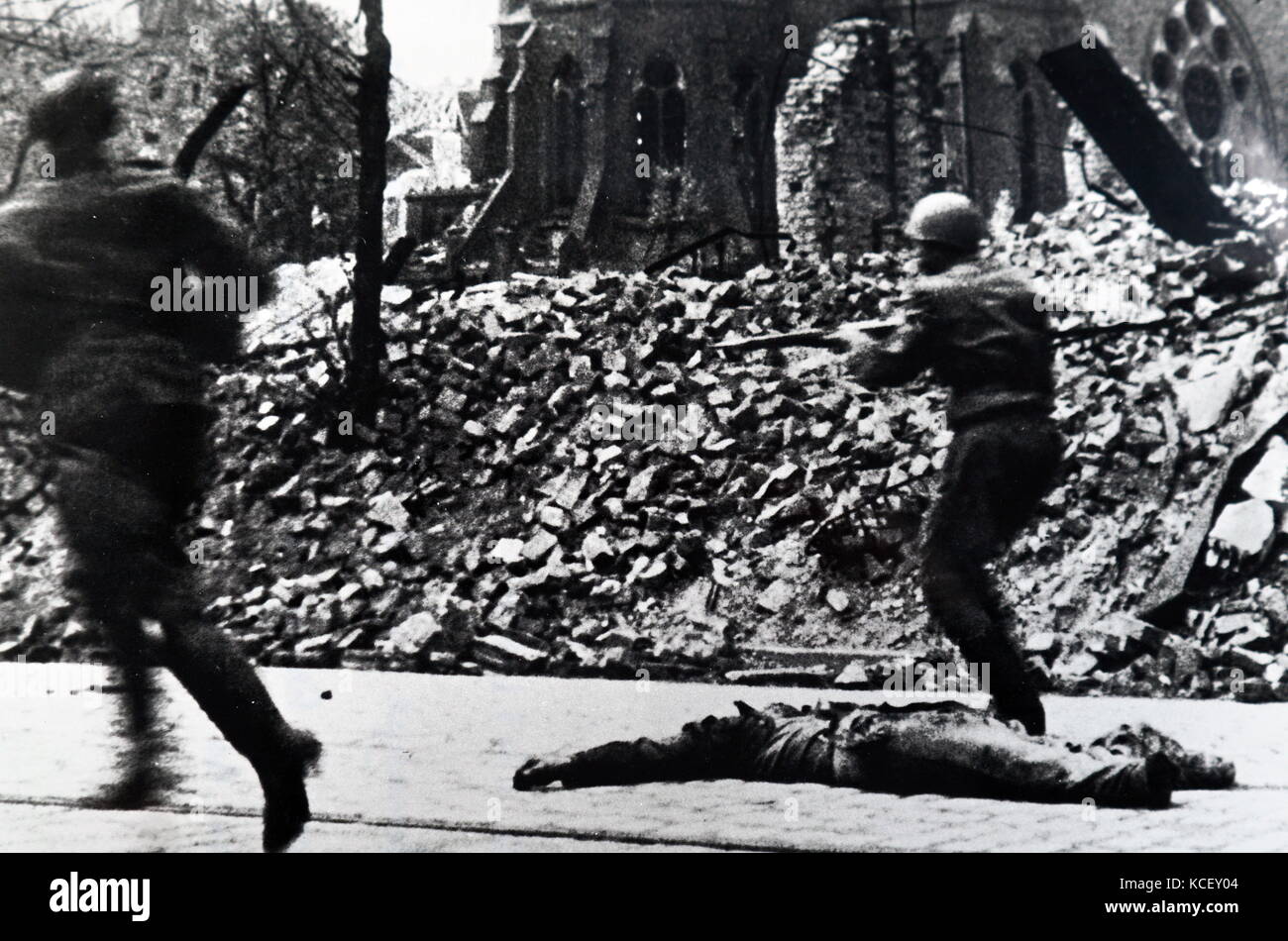 Photographie de soldats de l'Armée rouge soviétique au cours d'une bataille de rue pendant le siège de Berlin qui a contribué à mettre sur la capitulation de l'Allemagne dans la seconde guerre mondiale, 1945. En date du 20e siècle Banque D'Images