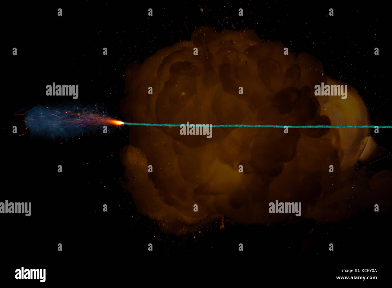 Fusible vert longue brûlure sur fond noir isolé Banque D'Images