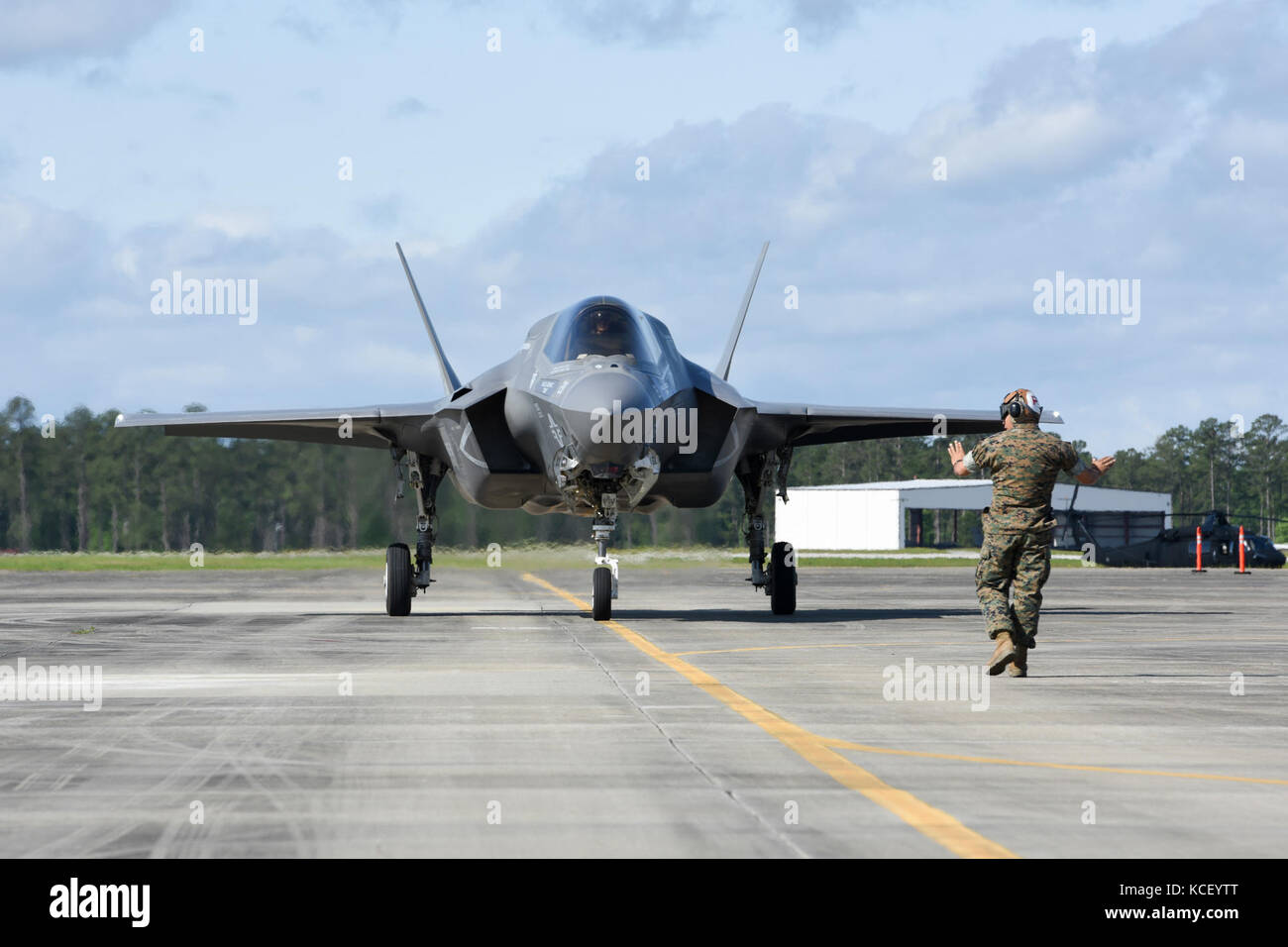 Un corps des marines américains F-35 arrive pour la garde nationale de Caroline du Sud et la masse de l'air expo à mcentire joint national guard base, Caroline du Sud, le 5 mars 2017. Cette expo est une démonstration des capacités de la garde nationale de Caroline du Sud, aviateurs et soldats en disant merci pour le soutien des collègues sud carolinians et la communauté environnante. (U.s. Army National Guard photo par le sergent Kevin pickering) Banque D'Images
