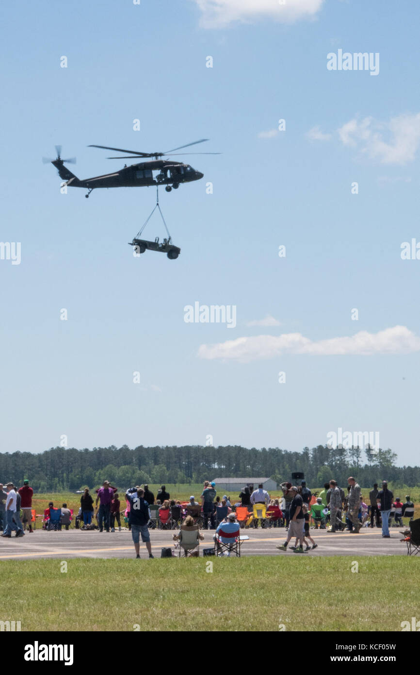 Regarder la foule des soldats de la compagnie Alpha, 2-149e soutien général aviation battalion, 1-111ème régiment d'aviation utiliser un UH-60 Black Hawk de transporter une Humvee au cours de la garde nationale de Caroline du Sud et la masse de l'air expo à mcentire joint national guard base, Caroline du Sud, le 7 mai 2017. Cette expo est une vitrine de démonstration des capacités de la Caroline du Sud et les soldats de la garde nationale en disant merci pour le soutien des collègues sud carolinians et la communauté environnante. La garde nationale de Caroline du sud (photo prise par le sergent Brad M. mincey, 108e détachement des affaires publiques) Banque D'Images