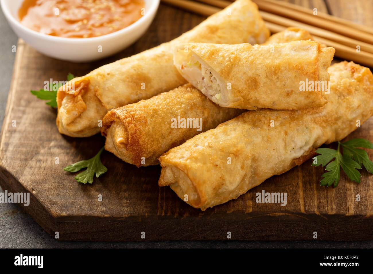 Egg rolls au chou et au poulet Banque D'Images
