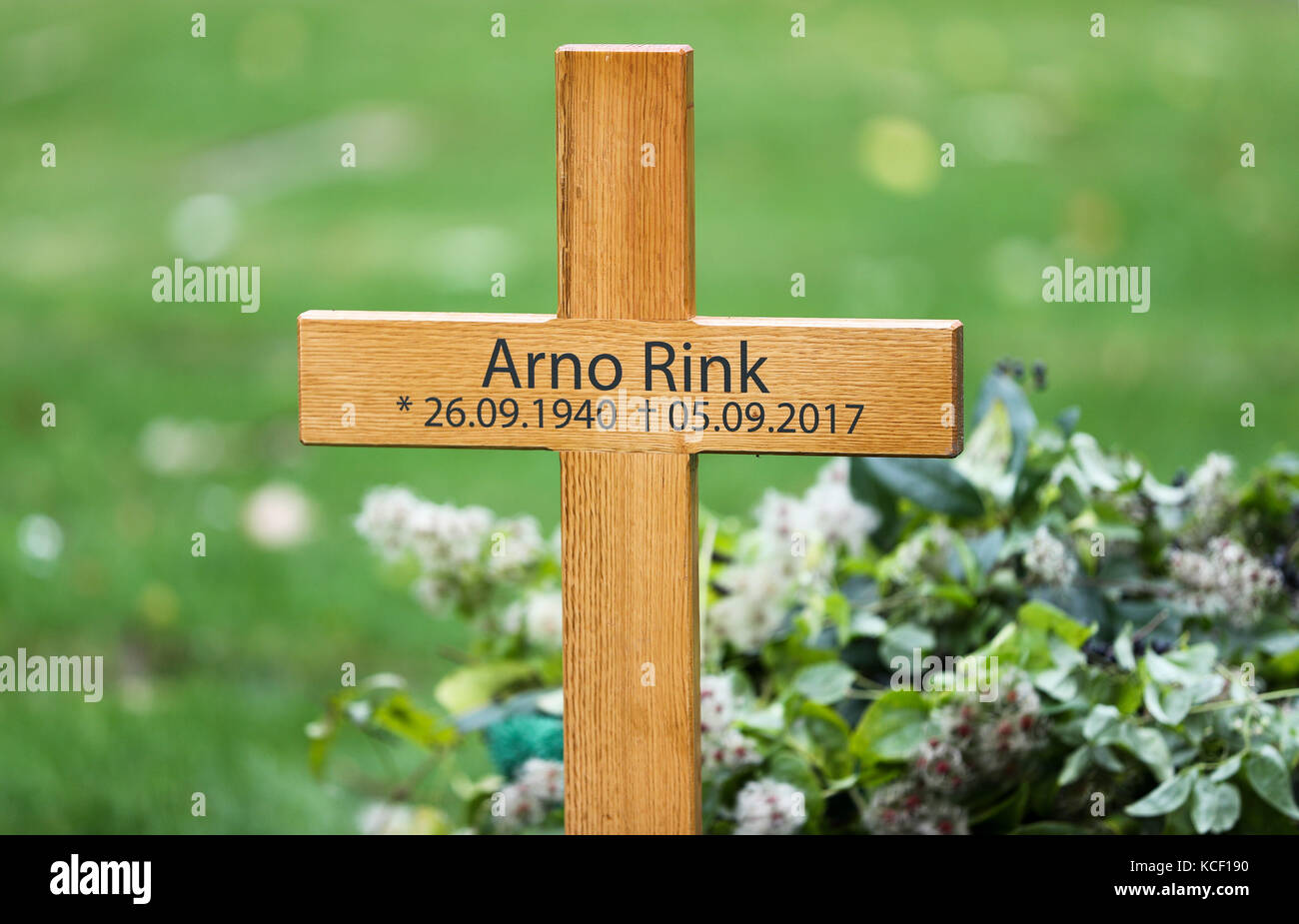 Leipzig, Allemagne. 4 octobre 2017. Tombe du peintre Arno Rink, photographiée au cimetière sud de Leipzig, Allemagne, le 4 octobre 2017. Le peintre et dessinateur est décédé début septembre et a été enterré en présence de membres de la famille, d'amis et de collègues artistes. Rink, qui est né en Thuringe, est connu comme l'un des fondateurs de la Nouvelle école de Leipzig. Il meurt le 5 septembre à l'âge de 76 ans. Crédit : Jan Woitas/dpa-Zentralbild/dpa/Alamy Live News Banque D'Images