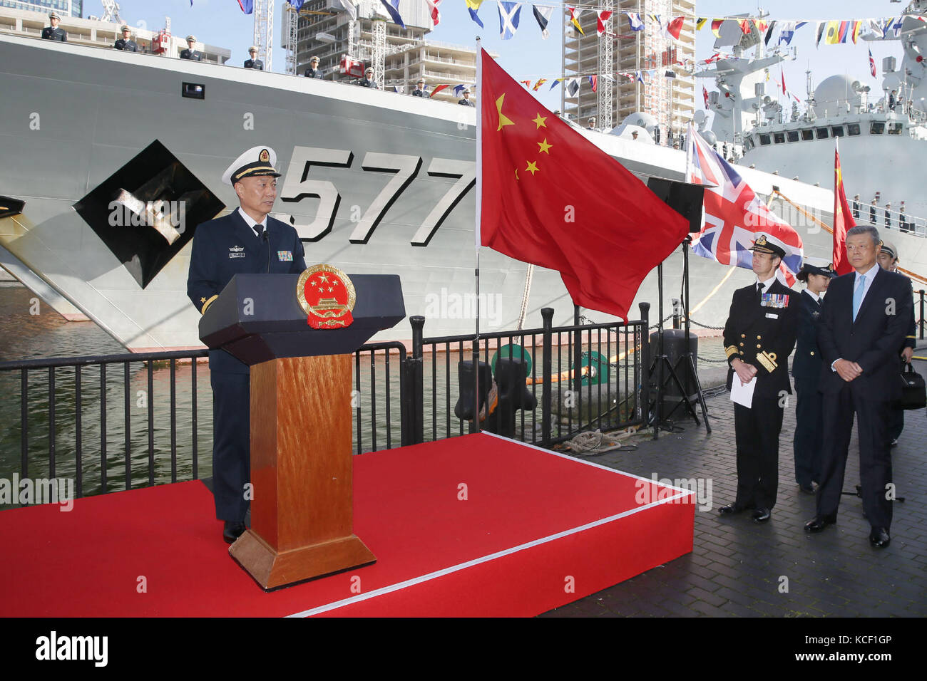 Londres, Grande-Bretagne. 3 octobre 2017. Le commandant de la 26e flotte d'escorte navale chinoise, Wang Zhongcai (1er l), prend la parole lors de la cérémonie d'accueil à Londres, Grande-Bretagne, le 3 octobre 2017. La 26e flotte d'escorte navale chinoise est arrivée ici mardi pour une visite amicale de cinq jours en Grande-Bretagne. C’est la première fois que des navires de la marine chinoise effectuent une visite officielle dans la capitale britannique. Crédit : Tim Ireland/Xinhua/Alamy Live News Banque D'Images