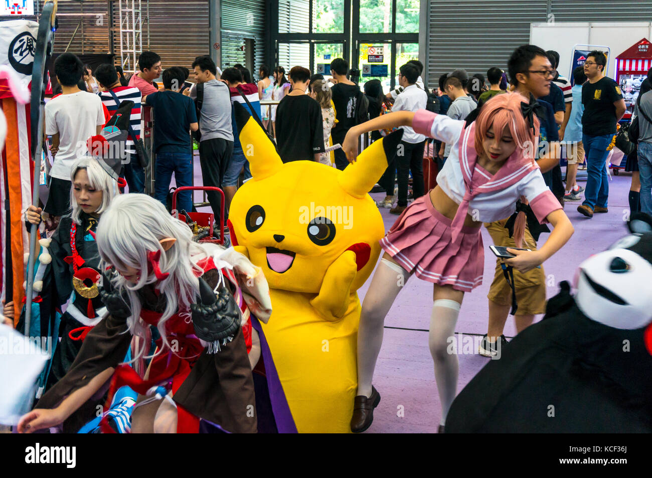 Pikachu et mascottes Kumamon avec caractères anime japonais à Shenzhen 2017 Game Fair (Chine) Comic-Con. Banque D'Images