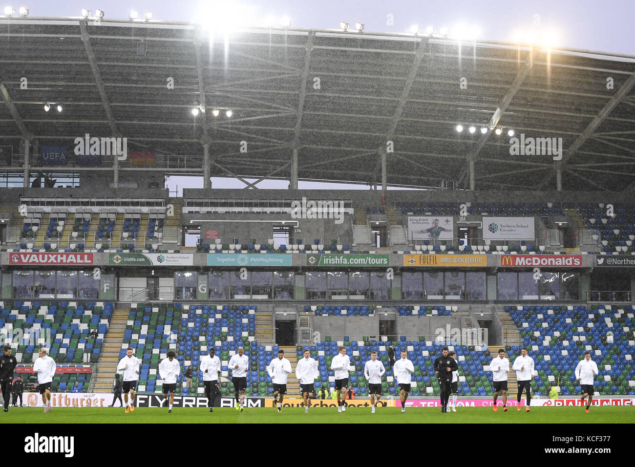 Die Mannschaft macht sich im Windsor Park Stadium Warm. GES/ Fussball/ WC qualification: Entraînement der deutschen Nationalmannschaft à Belfast, 04.10.2017 football: Qualification WC: Session de formation de l'équipe nationale allemande, Belfast, 4 octobre 2017 |utilisation dans le monde entier Banque D'Images