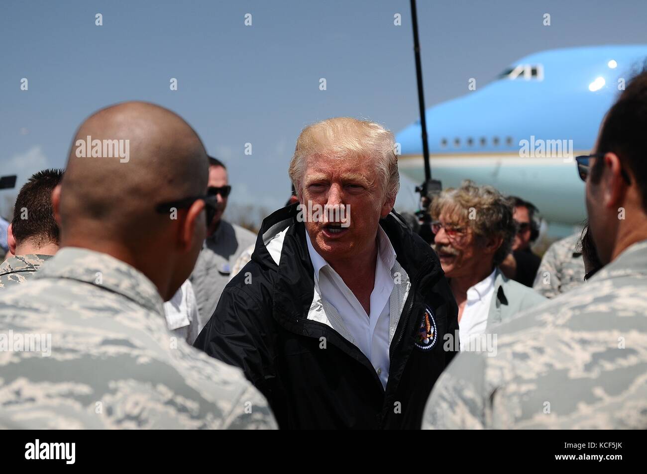 Carolina, Porto Rico. 03 Oct, 2017. U. S le président Donald Trump est accueilli par Brig. Gen. Isabelo Rivera et Lt. Gen. Jeffrey Buchanan à leur arrivée pour visiter les dégâts causés par la tempête de l'ouragan Maria le 3 octobre 2017 en Caroline, Porto Rico. Crédit : Planetpix/Alamy Live News Banque D'Images