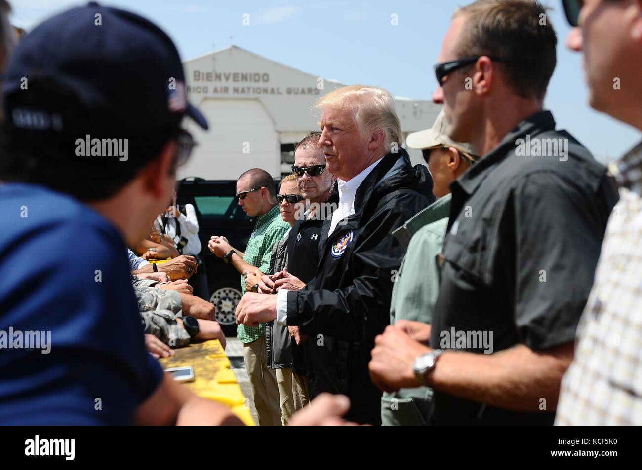 Carolina, puerto rico. 06Th oct, 2017. président américain Donald Trump est accueilli à l'arrivée de visiter les dégâts causés par l'ouragan maria le 3 octobre 2017 à carolina, puerto rico. crédit : planetpix/Alamy live news Banque D'Images