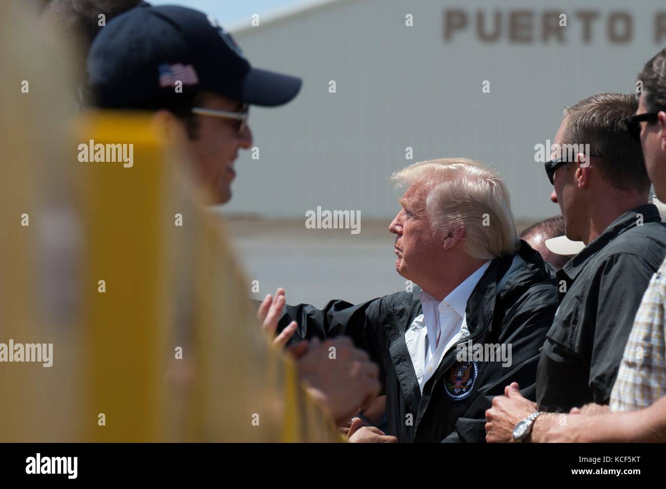 Caroline du Nord, États-Unis d'Amérique. 08Th oct, 2017. président américain Donald Trump accueille les spectateurs à l'arrivée à la base de la garde nationale aérienne muñiz pour voir les dégâts causés par l'ouragan maria le 3 octobre 2017 à carolina, puerto rico. crédit : planetpix/Alamy live news Banque D'Images