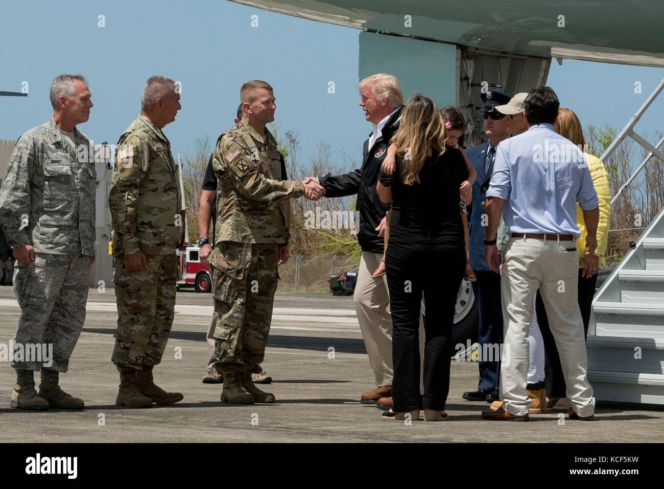 Carolina, Porto Rico. 03 Oct, 2017. U. Le président Donald Trump est accueilli par le lieutenant Gen. Jeffrey Buchanan à son arrivée à la base de la Garde nationale aérienne de Muñiz pour observer les dégâts causés par la tempête Maria le 3 octobre 2017 en Caroline, à Porto Rico. Crédit : Planetpix/Alamy Live News Banque D'Images