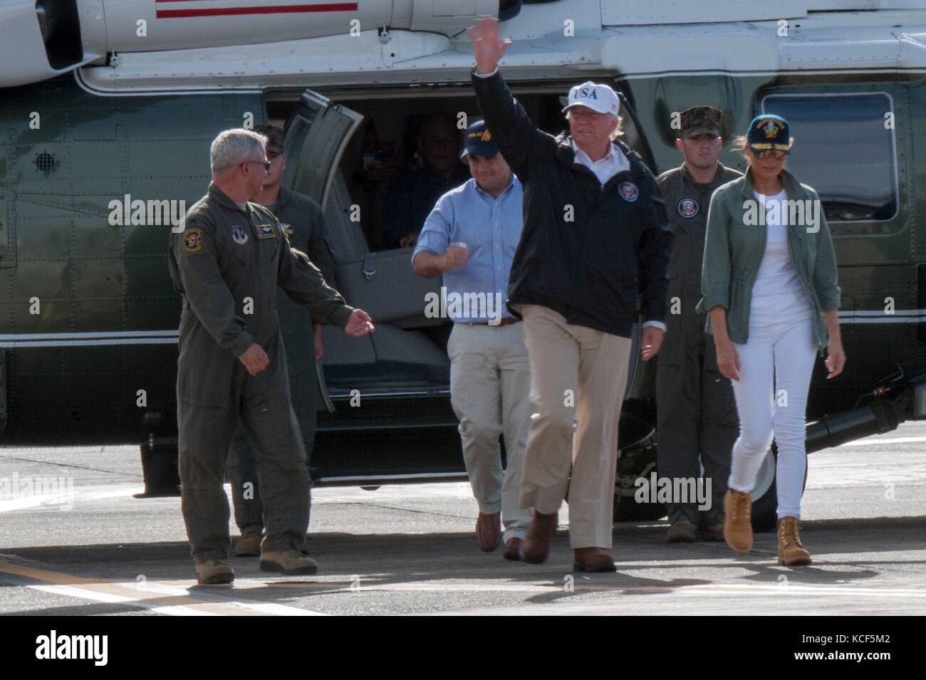 Carolina, Porto Rico. 03 Oct, 2017. U. Le président Donald Trump et la première dame Melania Trump marchent avec le gouverneur portoricain Ricardo Rosello, au centre, et Raymond Figueroa, à gauche, à leur retour à la base de la Garde nationale aérienne de Muñiz le 3 octobre 2017 en Caroline, Porto Rico. Le président et la première dame ont visité la dévastation de l'île et distribué de l'aide aux résidents locaux à la suite de l'ouragan Maria. Crédit : Planetpix/Alamy Live News Banque D'Images