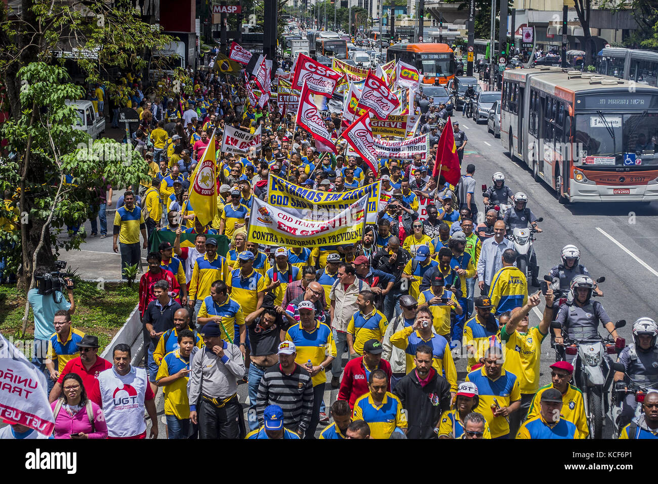 Sao Paulo, Brésil. 08Th oct, 2017. sp:postiers en grève depuis le 20 septembre, faisons un acte et manifestation dans les rues de sã£o paulo. La Fédération nationale des postes, télégraphes et travailleurs similaires (fentect), qui compte 31 syndicats affiliés, a déclaré une grève le 20 novembre. Ils sont contre le projet de privatisation de la poste par le gouvernement temer. le bureau de poste est entré dans la liste des entreprises d'état que le gouvernement fédéral a l'intention de privatiser. crédit : zuma Press, Inc./Alamy live news Banque D'Images