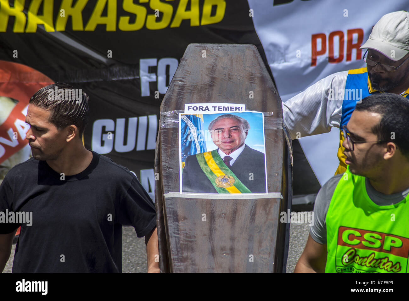 Sao Paulo, Brésil. 04 octobre 2017. SP:les travailleurs des postes en grève depuis le 20 septembre font un acte et défilent dans les rues de SÃ£o Paulo. La Fédération nationale des travailleurs des postes, télégraphes et assimilés (Fentect), qui compte 31 syndicats affiliés, a déclaré une grève le 20. Ils sont contre le projet de privatisation de la poste par le gouvernement Temer. La poste a inscrit la liste des entreprises publiques que le gouvernement fédéral a l'intention de privatiser. Crédit : ZUMA Press, Inc/Alamy Live News Banque D'Images