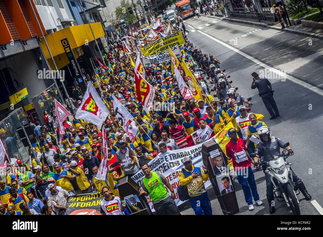 Sao Paulo, Brésil. 04 octobre 2017. SP:les travailleurs des postes en grève depuis le 20 septembre font un acte et défilent dans les rues de SÃ£o Paulo. La Fédération nationale des travailleurs des postes, télégraphes et assimilés (Fentect), qui compte 31 syndicats affiliés, a déclaré une grève le 20. Ils sont contre le projet de privatisation de la poste par le gouvernement Temer. La poste a inscrit la liste des entreprises publiques que le gouvernement fédéral a l'intention de privatiser. Crédit : ZUMA Press, Inc/Alamy Live News Banque D'Images