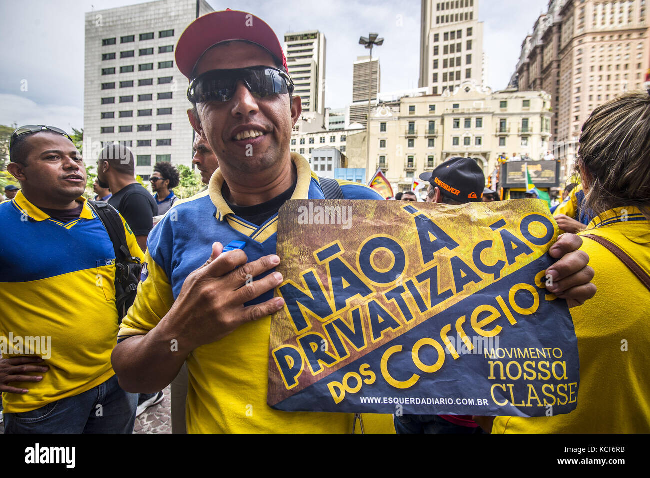 Sao Paulo, Brésil. 08Th oct, 2017. sp:postiers en grève depuis le 20 septembre, faisons un acte et manifestation dans les rues de sã£o paulo. La Fédération nationale des postes, télégraphes et travailleurs similaires (fentect), qui compte 31 syndicats affiliés, a déclaré une grève le 20 novembre. Ils sont contre le projet de privatisation de la poste par le gouvernement temer. le bureau de poste est entré dans la liste des entreprises d'état que le gouvernement fédéral a l'intention de privatiser. crédit : zuma Press, Inc./Alamy live news Banque D'Images