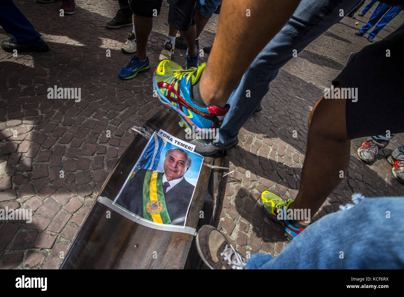 Sao Paulo, Brésil. 04 octobre 2017. SP:les travailleurs des postes en grève depuis le 20 septembre font un acte et défilent dans les rues de SÃ£o Paulo. La Fédération nationale des travailleurs des postes, télégraphes et assimilés (Fentect), qui compte 31 syndicats affiliés, a déclaré une grève le 20. Ils sont contre le projet de privatisation de la poste par le gouvernement Temer. La poste a inscrit la liste des entreprises publiques que le gouvernement fédéral a l'intention de privatiser. Crédit : ZUMA Press, Inc/Alamy Live News Banque D'Images