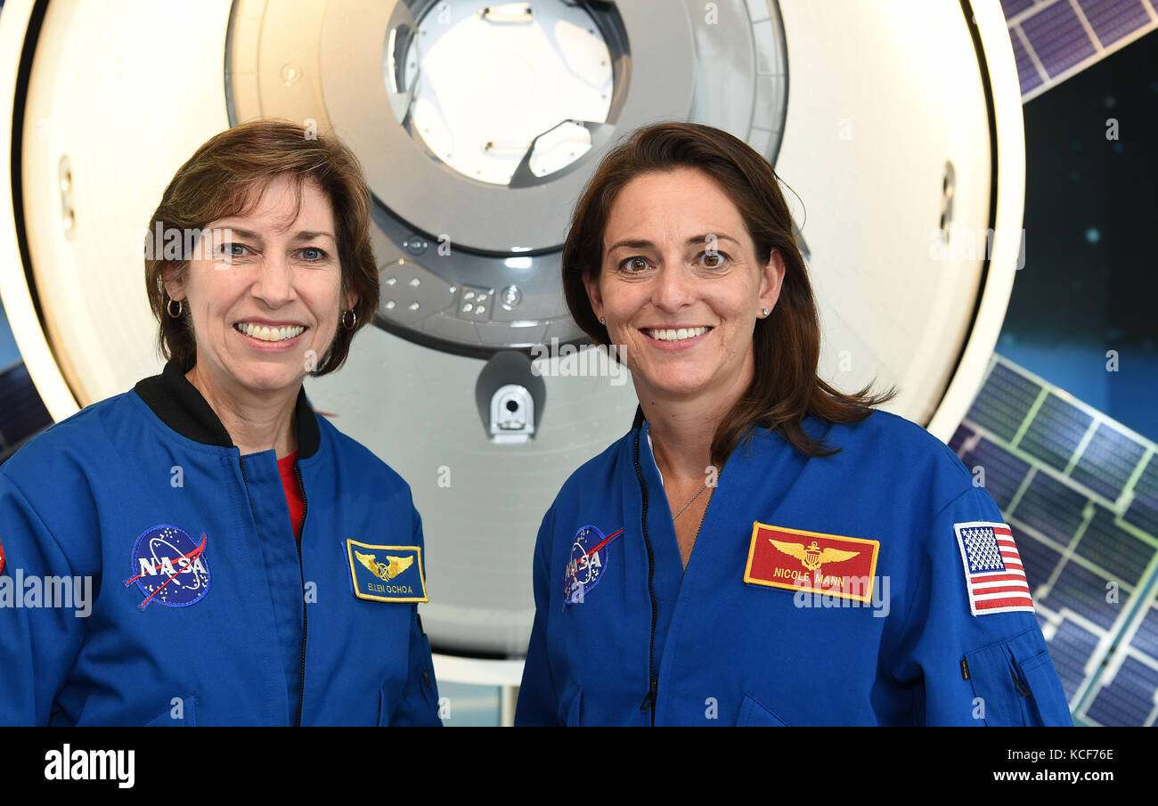 Brême, Allemagne. 28 sep, 2017. Les astronautes de la nasa Ellen Ochoa (l) et Nicole mann posent devant un modèle de l'engin spatial orion chez Airbus à Brême, Allemagne, le 28 septembre 2017. crédit : carmen jaspersen/dpa/Alamy live news Banque D'Images