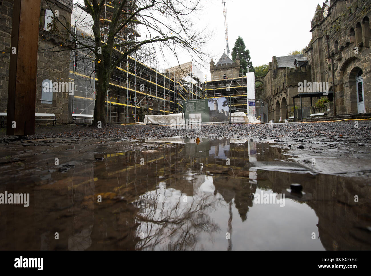 Kassel, Allemagne. 05 octobre 2017. Le palais de plaisance 'Loewenburg' est partiellement entouré d'échafaudages à Kassel, en Allemagne, le 05 octobre 2017. L'État fédéral de Hesse fournit environ 30 millions d'euros pour la restauration du pseudo château médiéval dans le parc de montagne Wilhelmshoehe, classé au patrimoine mondial de l'UNESCO. Crédit : Swen Pförtner/dpa/Alamy Live News Banque D'Images