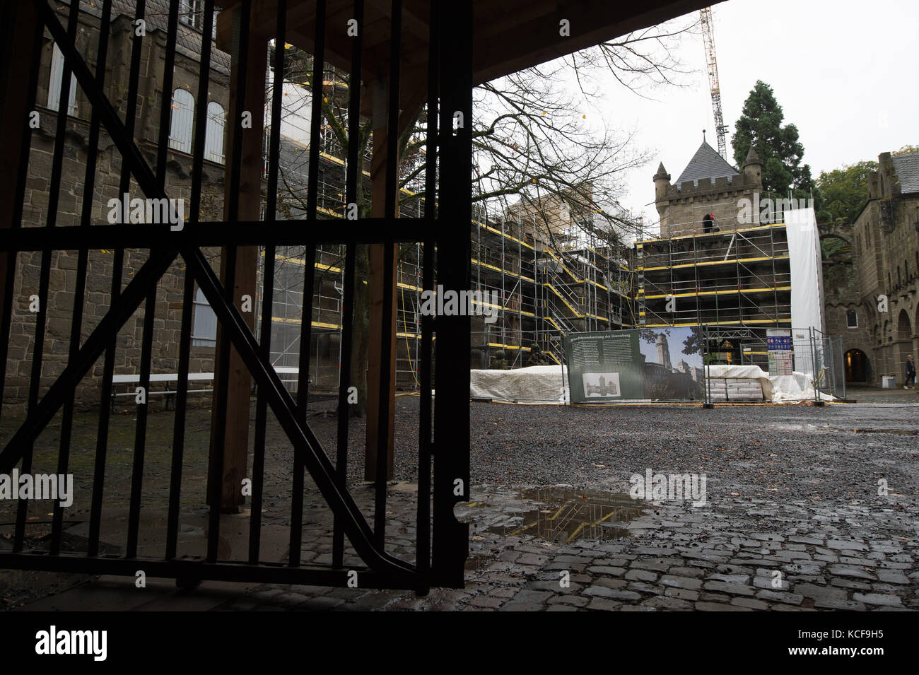Kassel, Allemagne. 05 octobre 2017. Le palais de plaisance 'Loewenburg' est partiellement entouré d'échafaudages à Kassel, en Allemagne, le 05 octobre 2017. L'État fédéral de Hesse fournit environ 30 millions d'euros pour la restauration du pseudo château médiéval dans le parc de montagne Wilhelmshoehe, classé au patrimoine mondial de l'UNESCO. Crédit : Swen Pförtner/dpa/Alamy Live News Banque D'Images