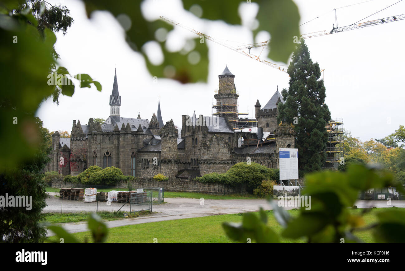 Kassel, Allemagne. 05 octobre 2017. Le palais de plaisance 'Loewenburg' est partiellement entouré d'échafaudages à Kassel, en Allemagne, le 05 octobre 2017. L'État fédéral de Hesse fournit environ 30 millions d'euros pour la restauration du pseudo château médiéval dans le parc de montagne Wilhelmshoehe, classé au patrimoine mondial de l'UNESCO. Crédit : Swen Pförtner/dpa/Alamy Live News Banque D'Images