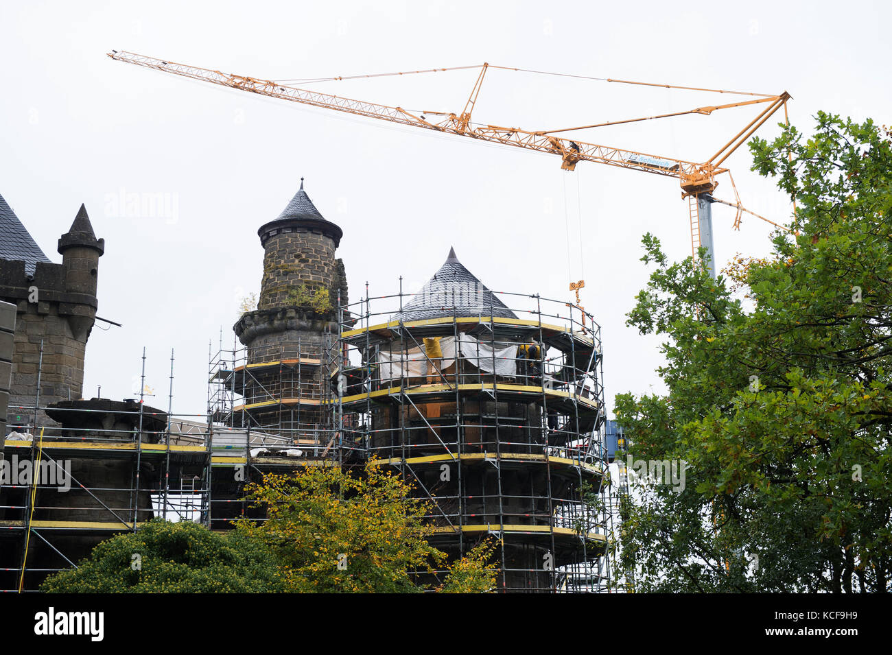 Kassel, Allemagne. 05 octobre 2017. Les tours du palais de plaisance 'Loewenburg' sont partiellement entourées d'échafaudages à Kassel, en Allemagne, le 05 octobre 2017. L'État fédéral de Hesse fournit environ 30 millions d'euros pour la restauration du pseudo château médiéval dans le parc de montagne Wilhelmshoehe, classé au patrimoine mondial de l'UNESCO. Crédit : Swen Pförtner/dpa/Alamy Live News Banque D'Images
