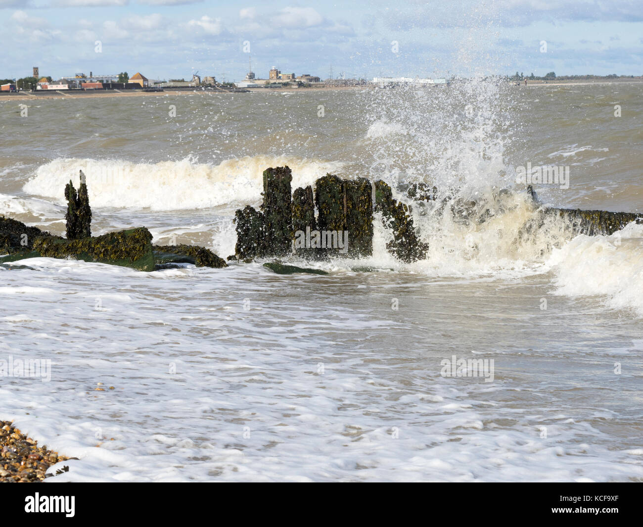 Sheerness, Kent, UK. 5Th Oct, 2017. Météo France : un fort vent d'ouest force 7-8 au nord et montée Malaxe jusqu'aux vagues de Sheerness. Credit : James Bell/Alamy Live News Banque D'Images