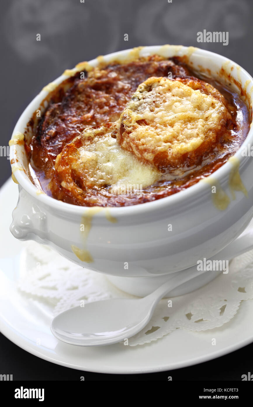 Soupe à l'oignon isolé sur fond noir Banque D'Images