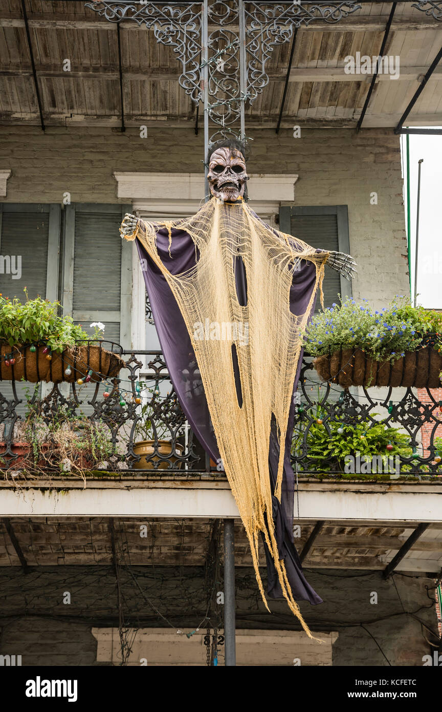 Décorations d'halloween sur un balcon à la Nouvelle-Orléans Banque D'Images