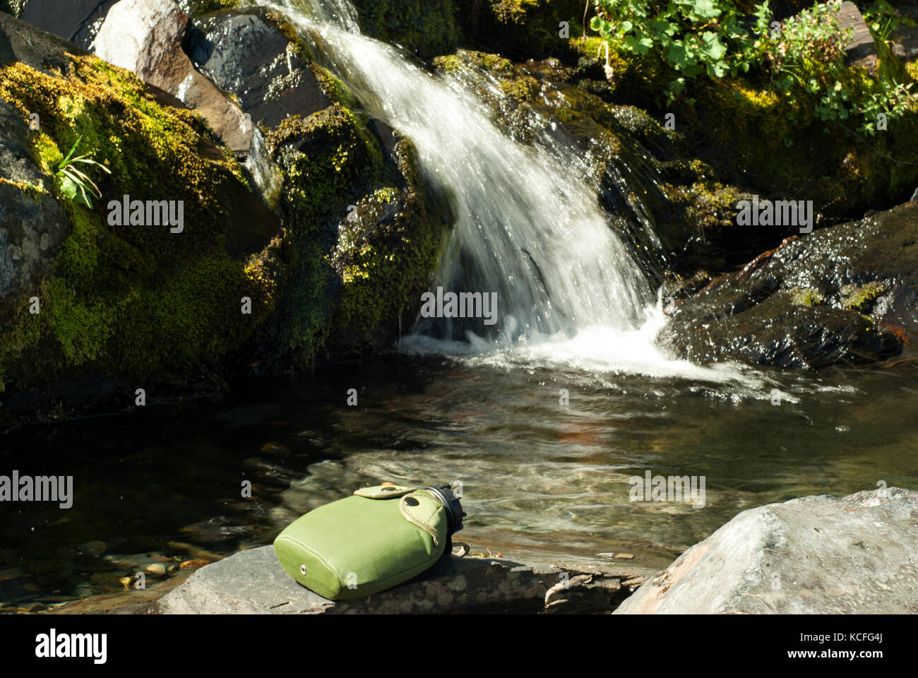 Ballon pour l'eau, allongé sur un rocher à côté d'un ruisseau de montagne Banque D'Images