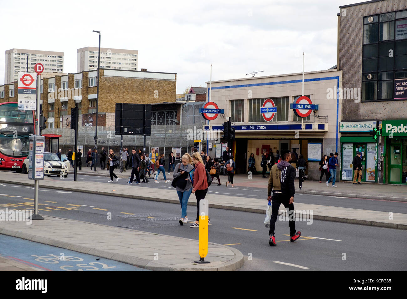 L'animation entrée de la station de métro de Mile End à Londres, sur un après-midi de semaine Banque D'Images