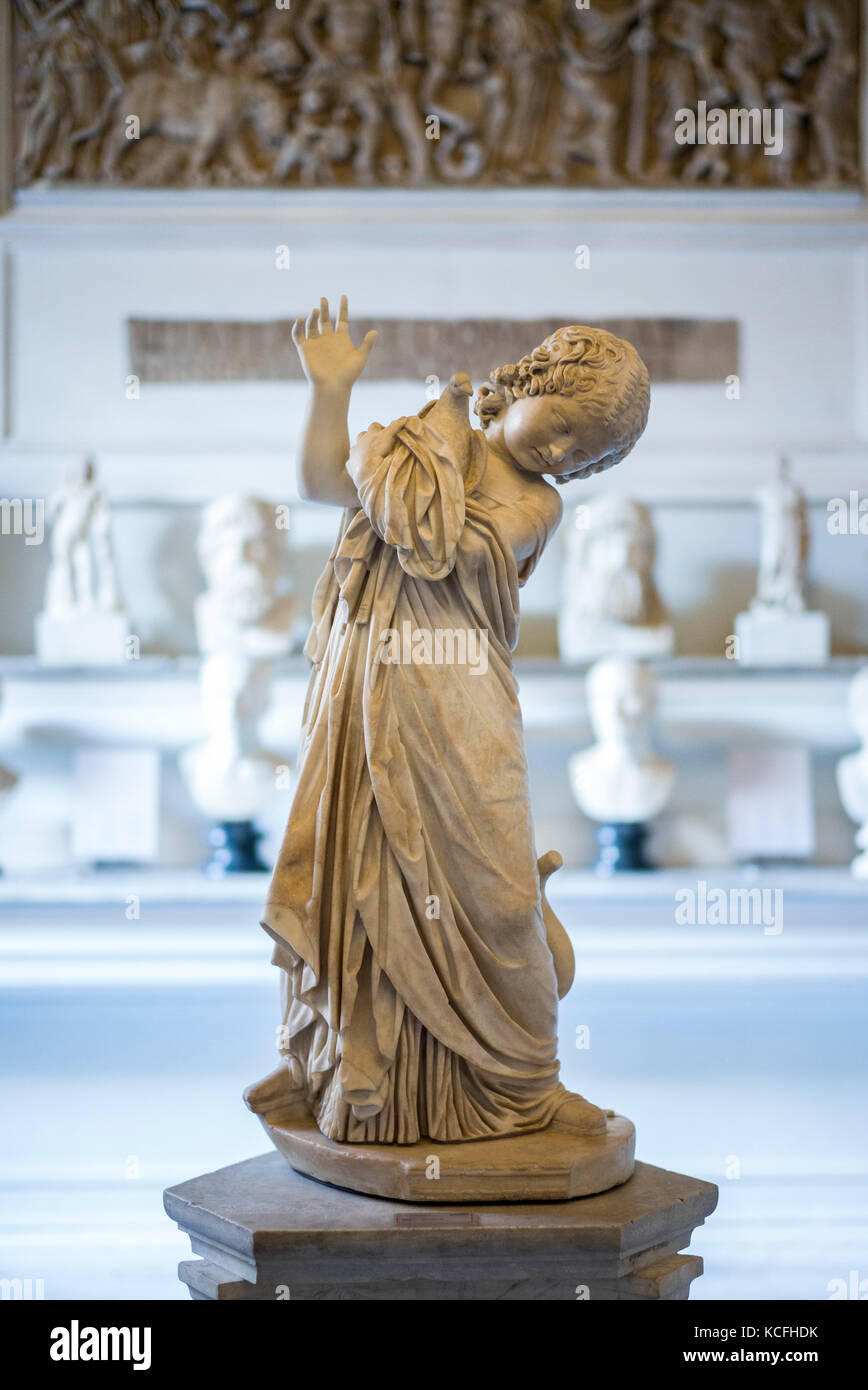 Rome. L'Italie. Statue de jeune fille avec une colombe, copie romaine de l'original grec du 3ème-2ème C BC, Musée du Capitole. Musei Capitolini, Palazzo Nuovo. Banque D'Images