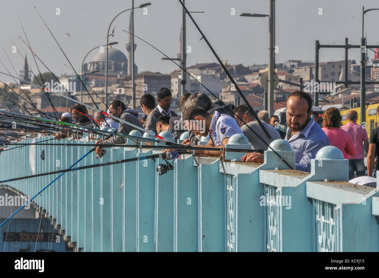 La pêche sur le pont de Galata, Istanbul, Turquie Banque D'Images