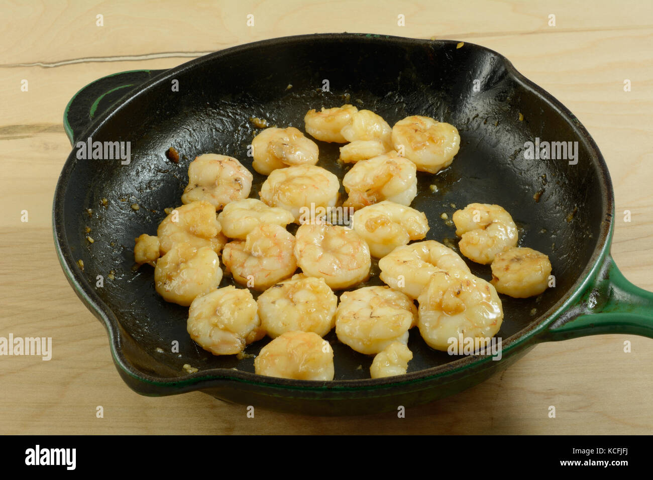 Mariné crevettes marinées sautées à poêle en fonte poêle Banque D'Images