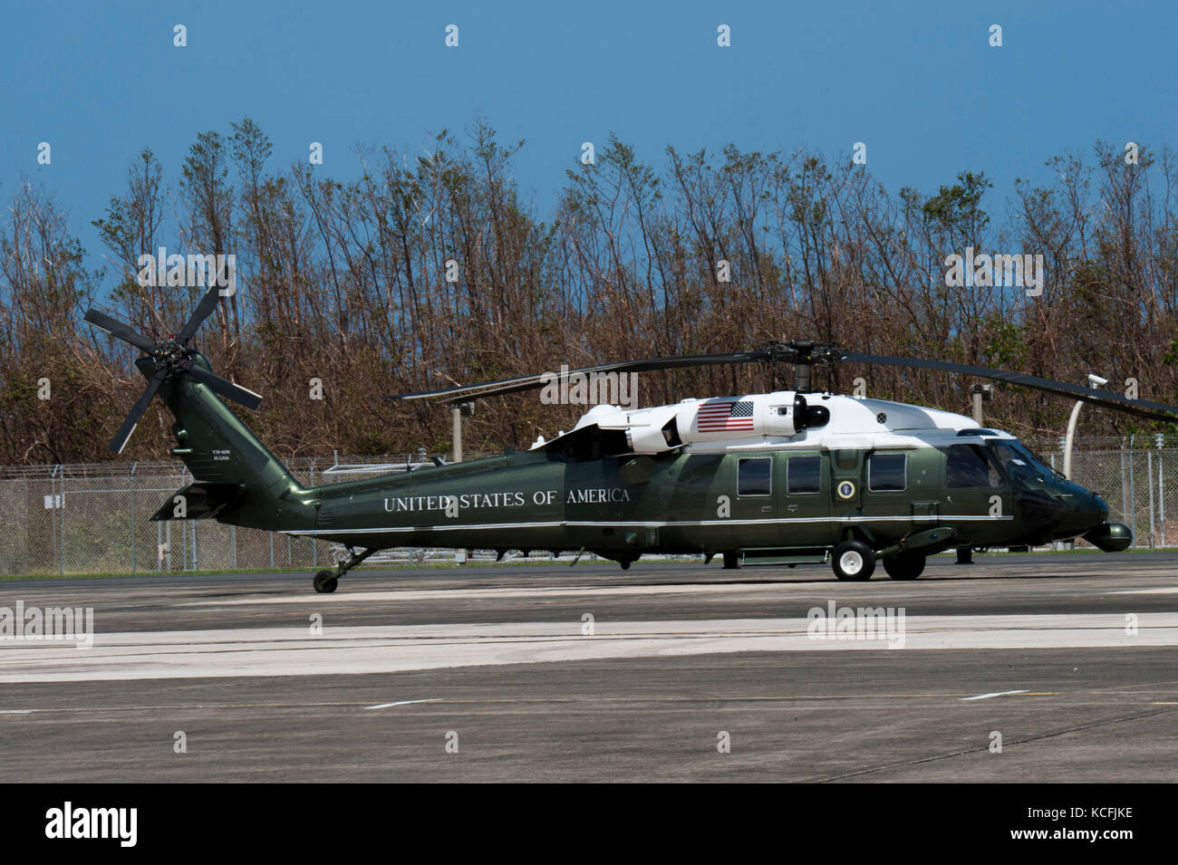 Un marin arrive à la base de la Garde nationale aérienne Muniz, Carolina, Puerto Rico, le 3 octobre 2017. Banque D'Images