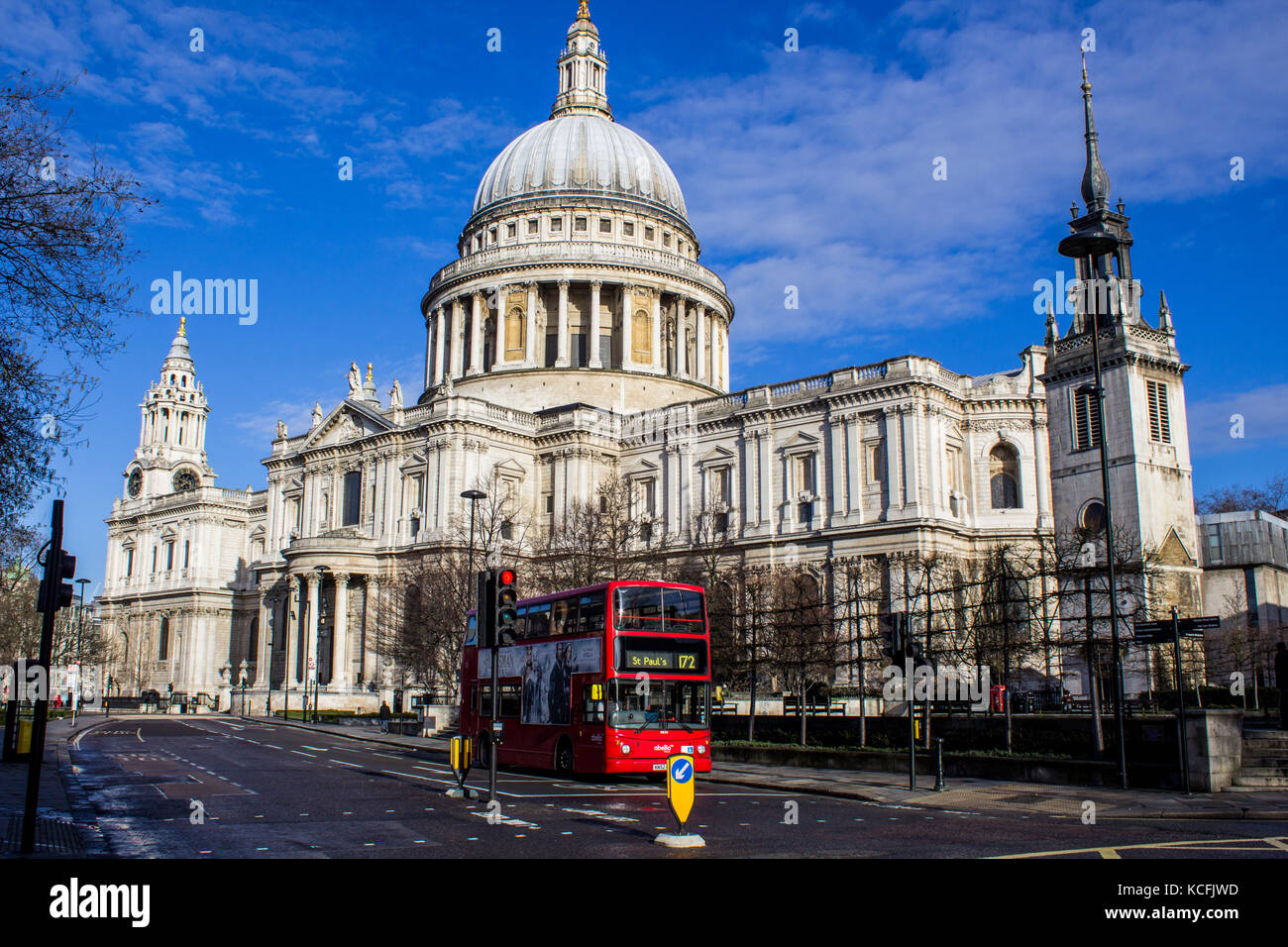 La Cathédrale St paul london uk et d'itinéraire de bus master avec St Paul's sign Banque D'Images