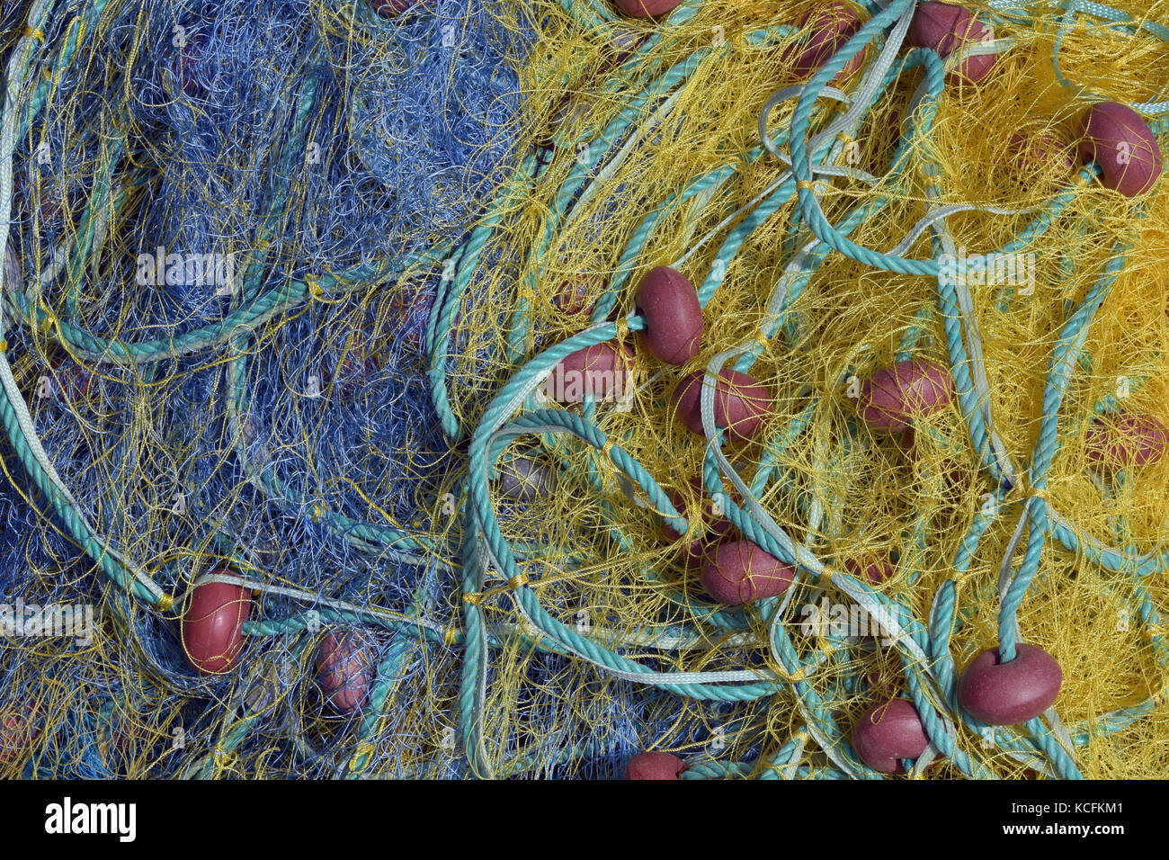 Filets de pêche colorés sur le quai ou mur du port de Naxos, Corfou, Grèce, mer méditerranée. Banque D'Images