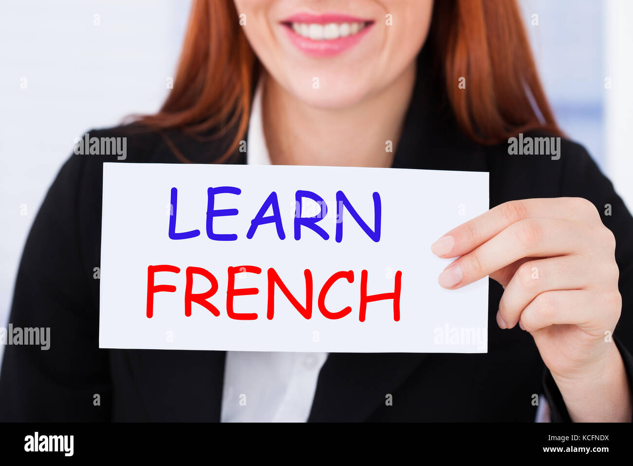 Close-up of happy businesswoman holding carte apprendre le français Banque D'Images