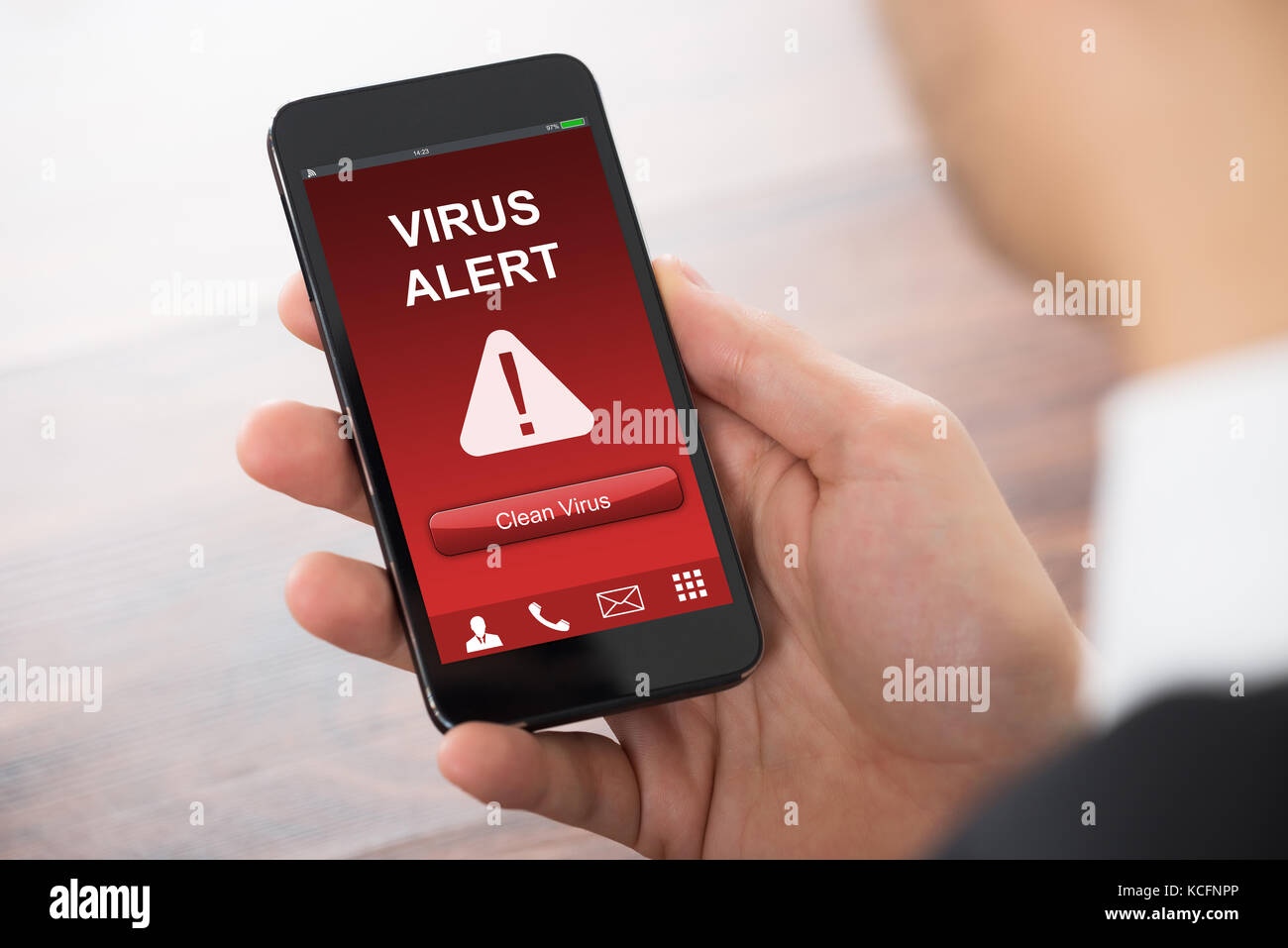Close-up of a businessman holding mobile phone avec écran sur alerte virus Banque D'Images