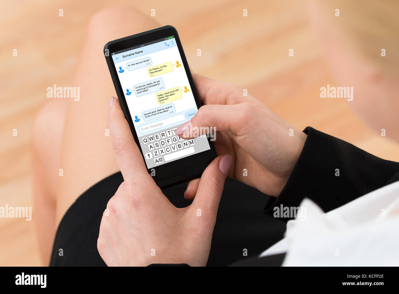 Close-up of a Woman l'envoi de messages texte sur son téléphone portable Banque D'Images